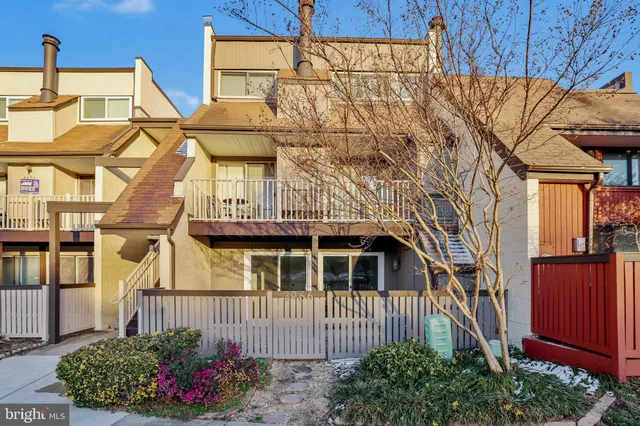 $285,000 | 3966 Woodhue Place, Alexandria, VA 22309