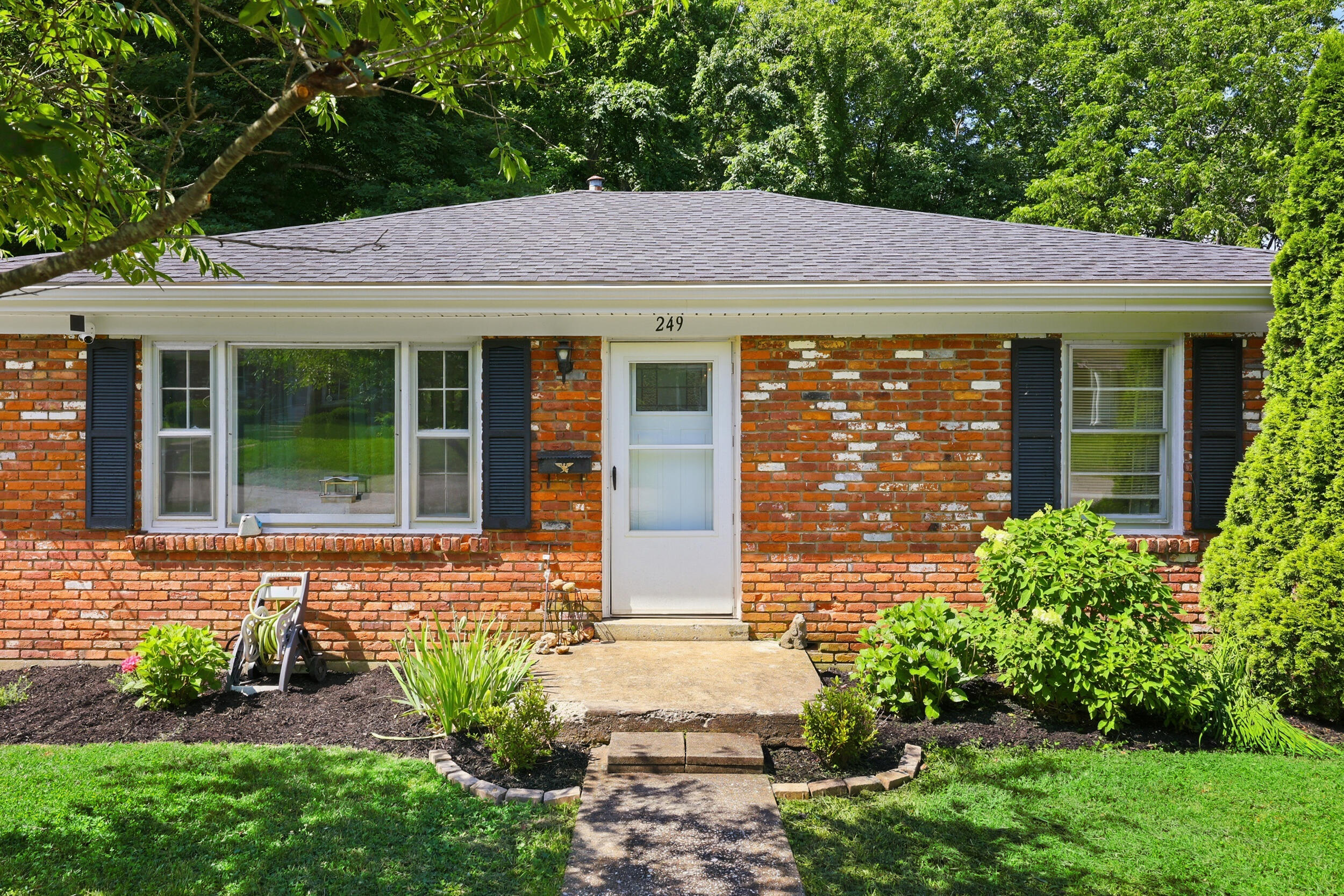 249 Rancho Drive Frankfort, KY 40601 - Photo 2 of 29 4_pend3885