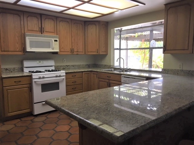1325 Los Conejos Road Fallbrook, CA 92028 - Photo 4 of 14 Kitchen with granite breakfast bar