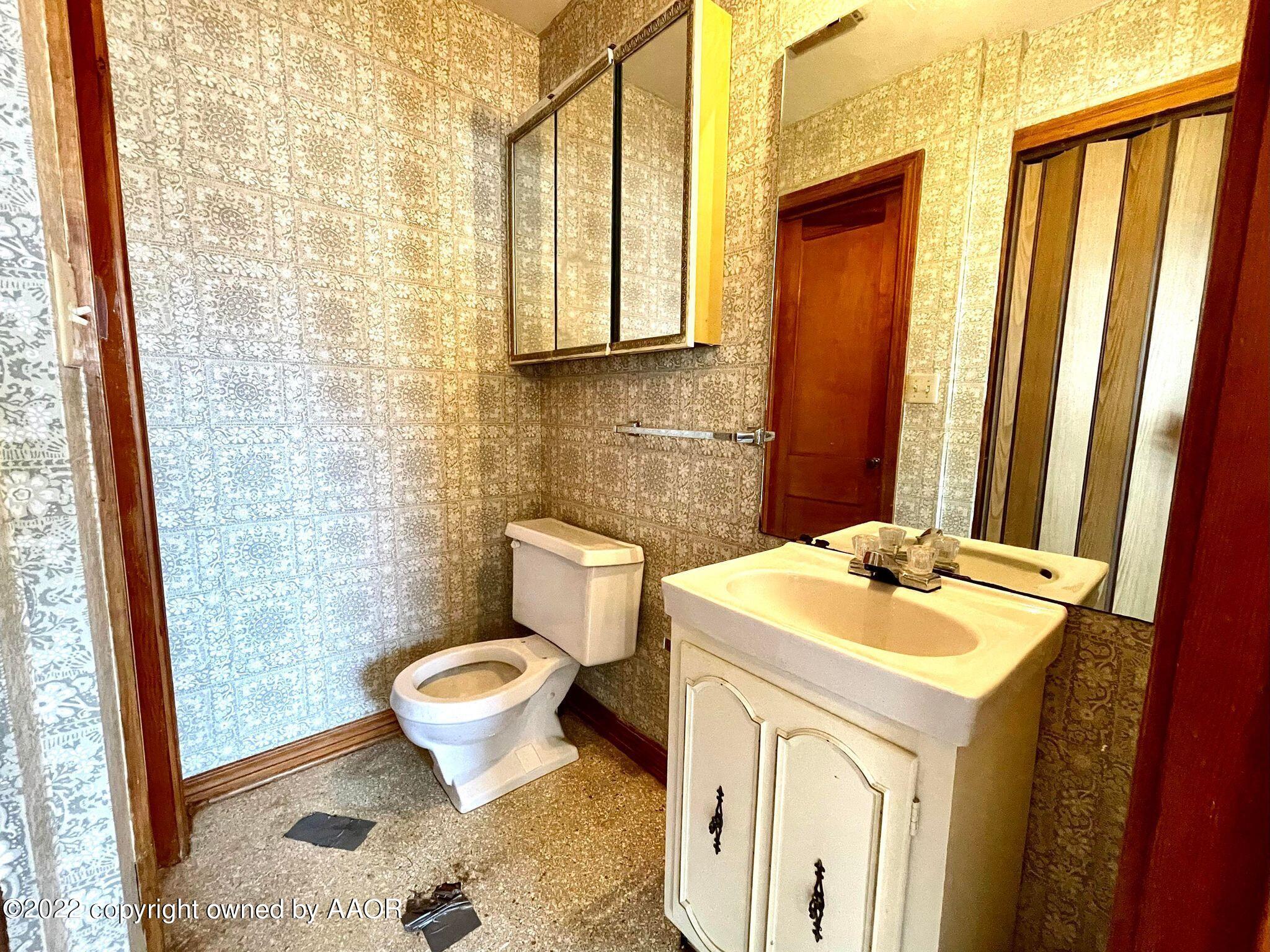 702 Sunset Terrace Amarillo, TX 79106 - Photo 13 of 21 a bathroom with a sink toilet and shower