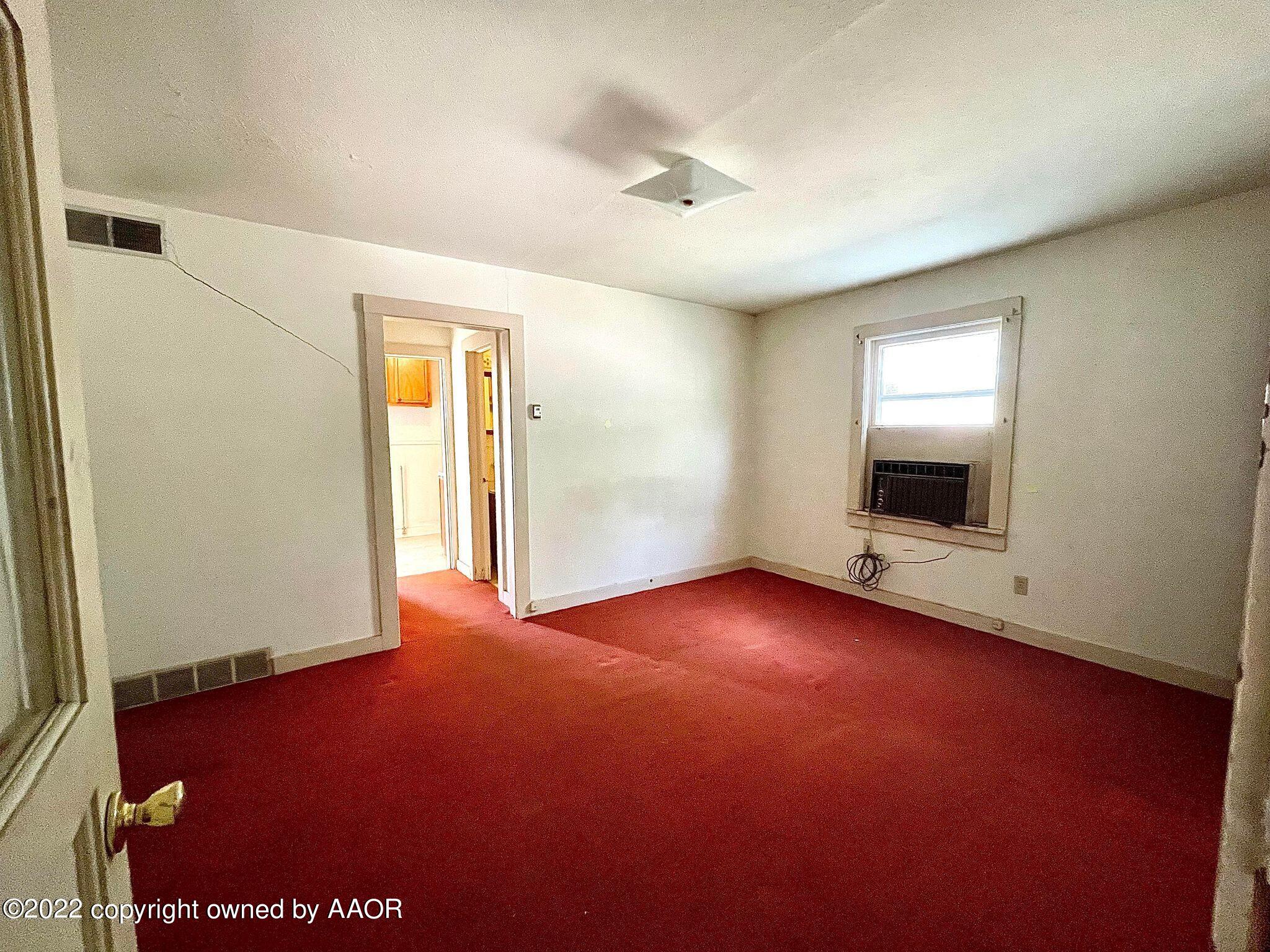 702 Sunset Terrace Amarillo, TX 79106 - Photo 18 of 21 an empty room with windows