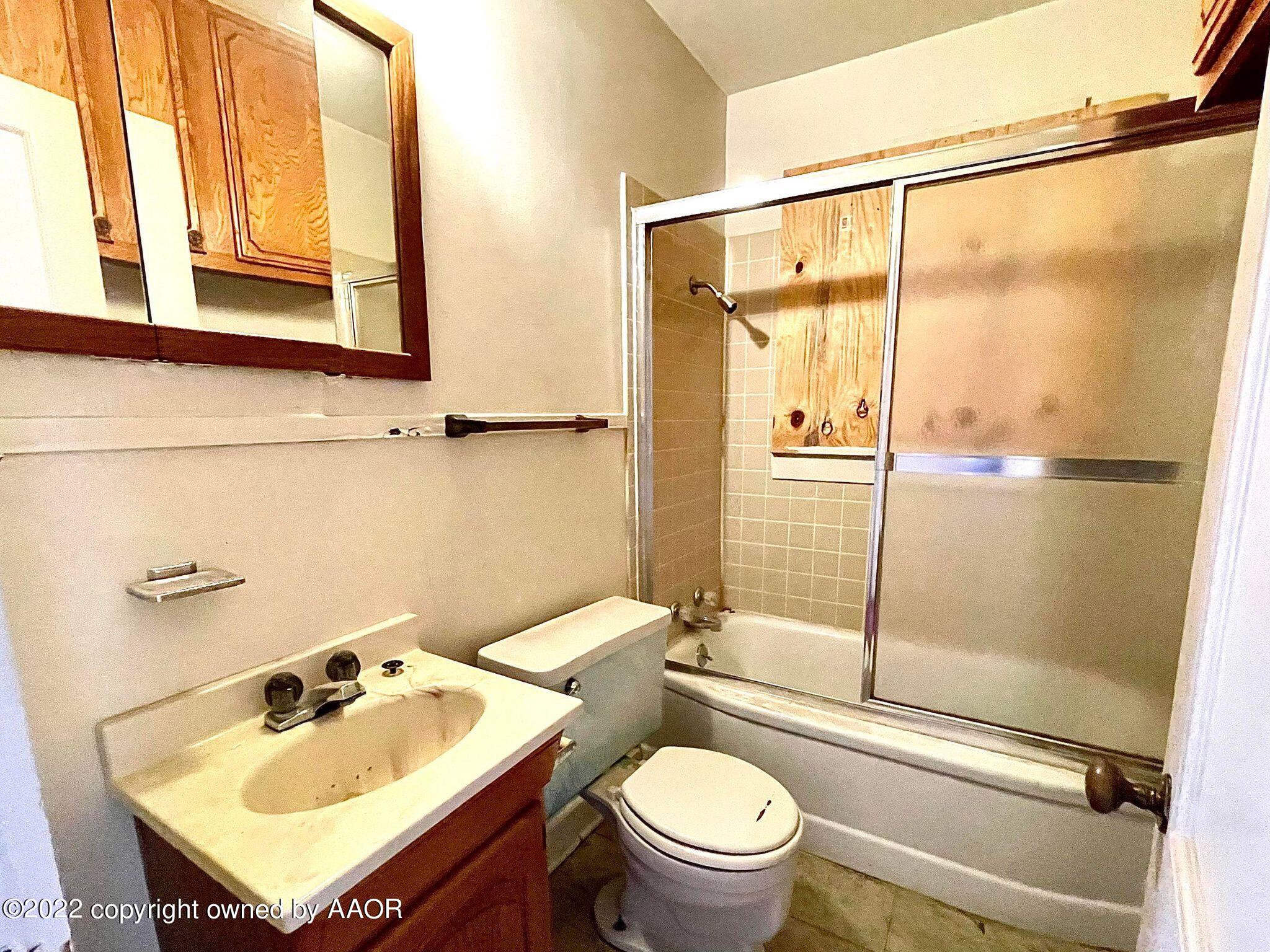 702 Sunset Terrace Amarillo, TX 79106 - Photo 20 of 21 a bathroom with a sink mirror toilet and shower