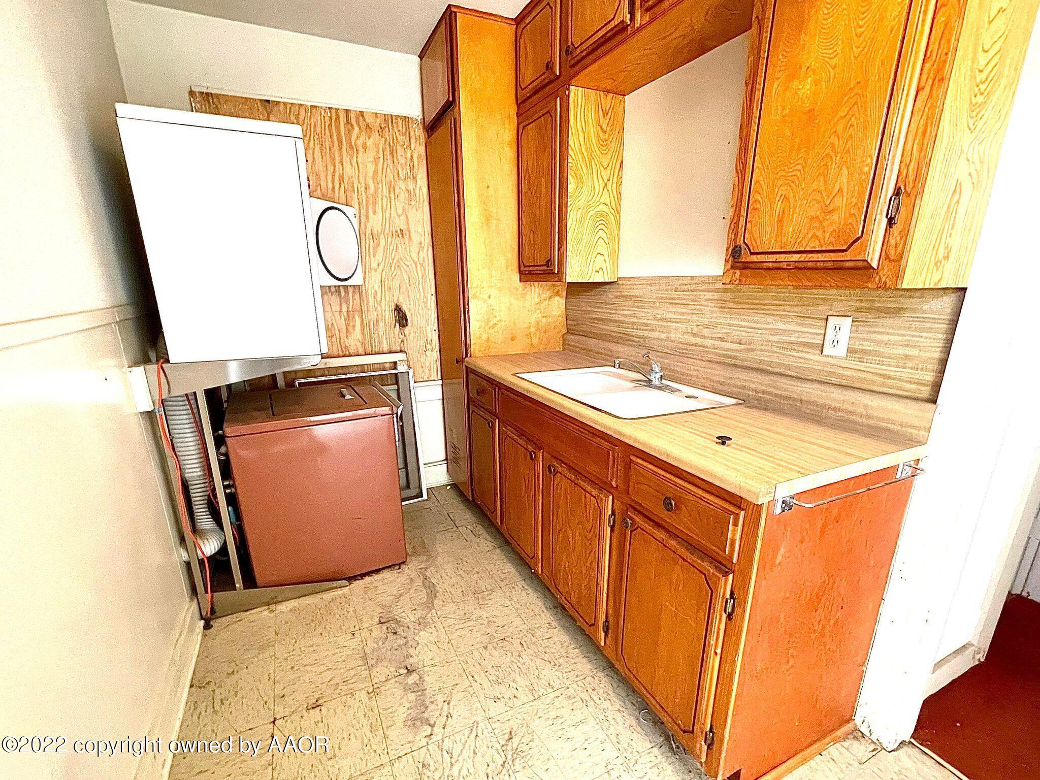 702 Sunset Terrace Amarillo, TX 79106 - Photo 21 of 21 a kitchen with sink a refrigerator and a stove