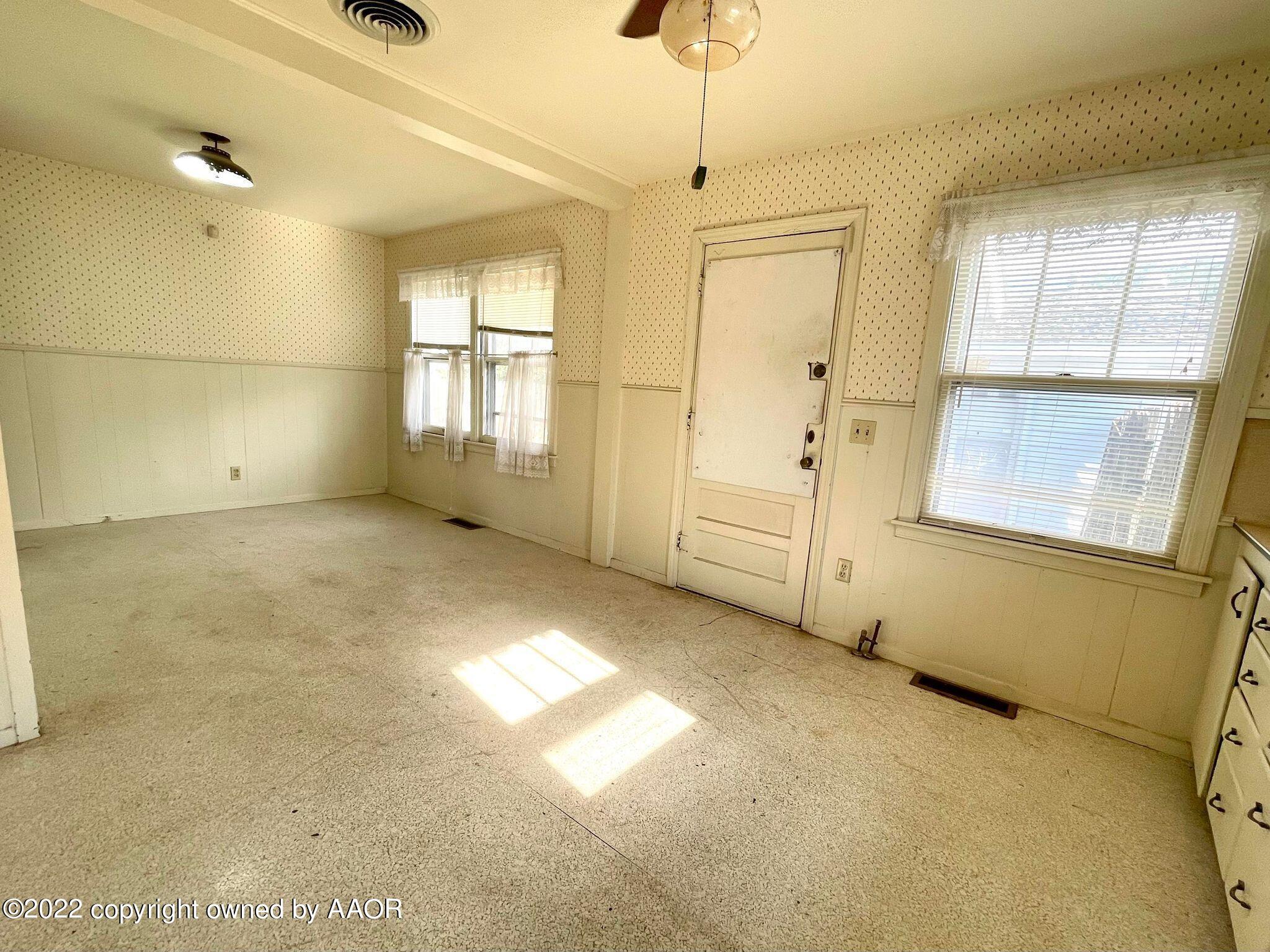 702 Sunset Terrace Amarillo, TX 79106 - Photo 7 of 21 a view of an empty room with a window