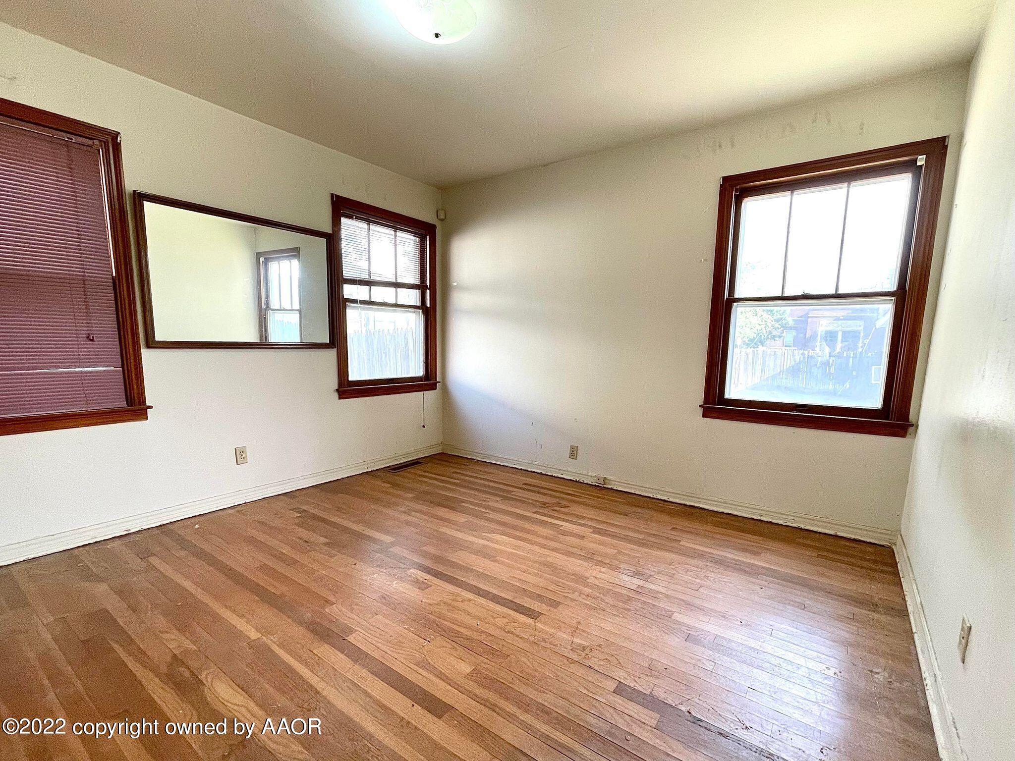 702 Sunset Terrace Amarillo, TX 79106 - Photo 8 of 21 an empty room with windows and closet