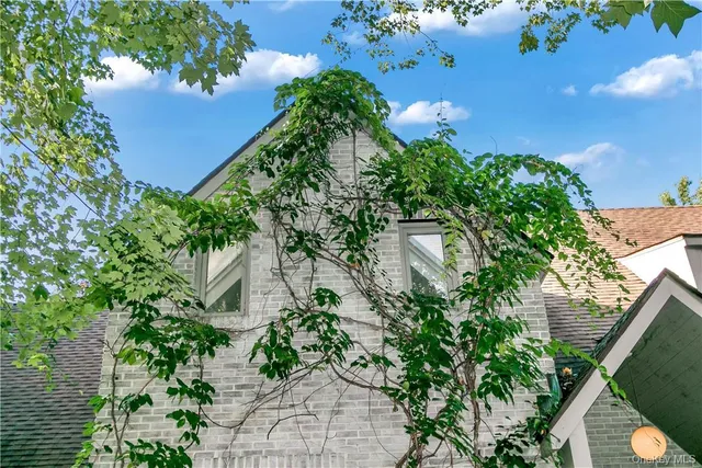 a view of a tennis court