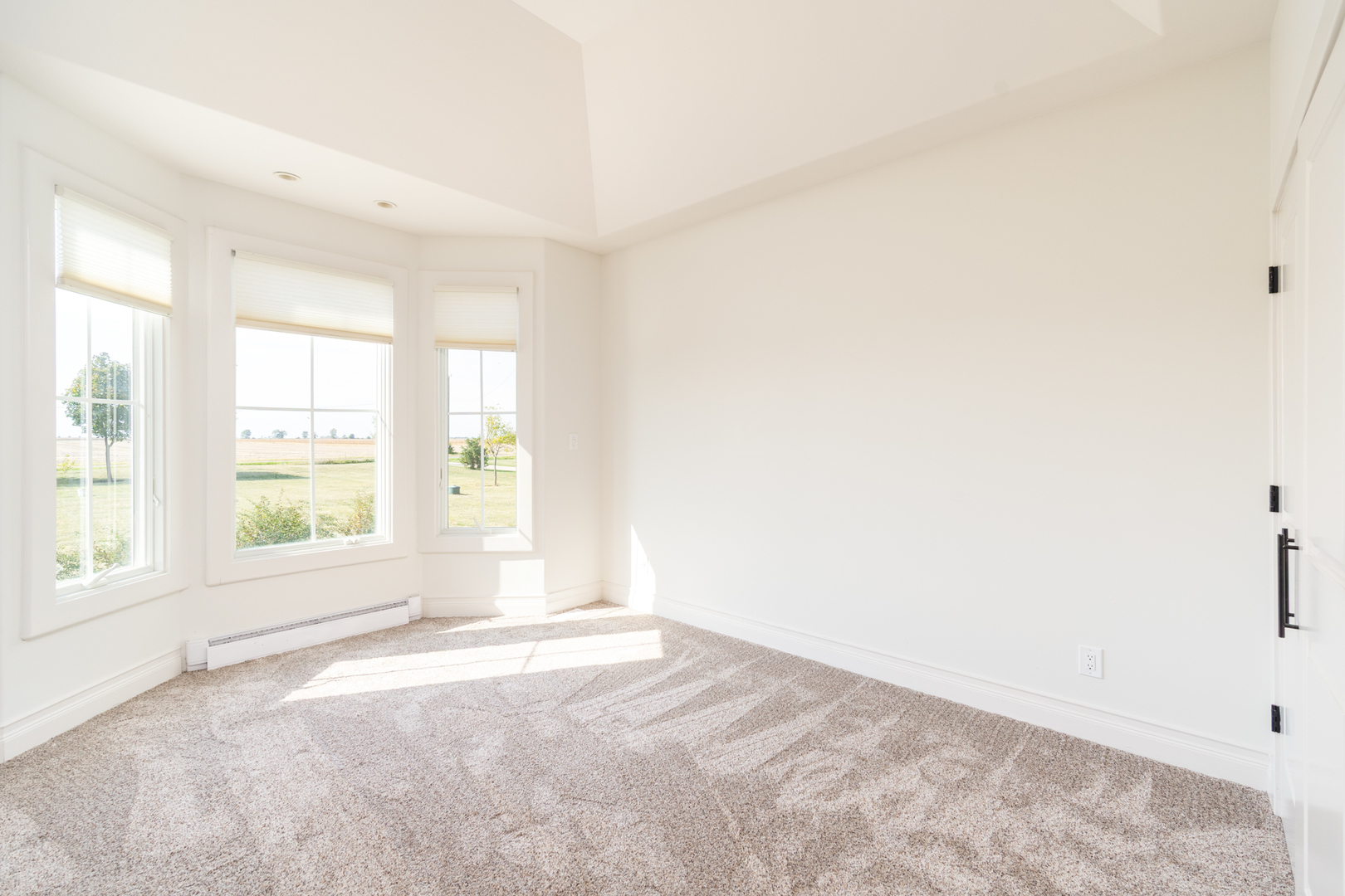 2138 East 550th Road Oglesby, IL 61348 - Photo 11 of 50 an empty room with a window