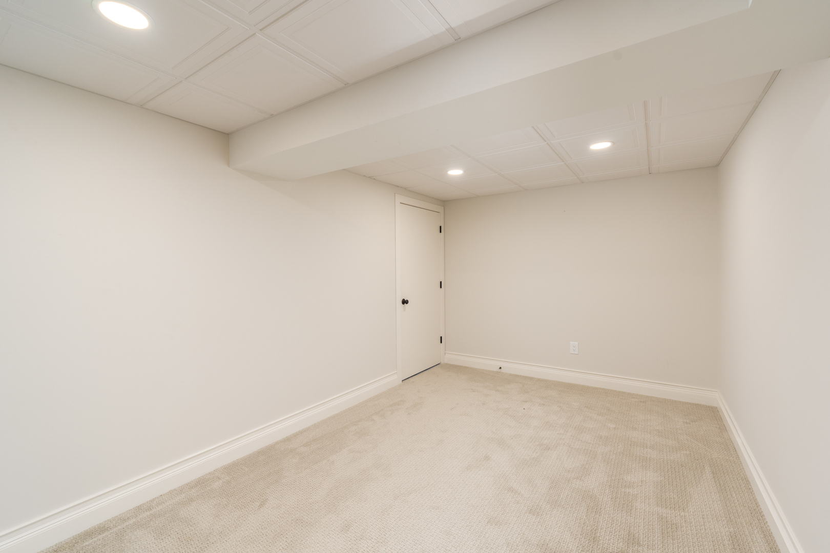 2138 East 550th Road Oglesby, IL 61348 - Photo 33 of 50 an empty room with a workbench