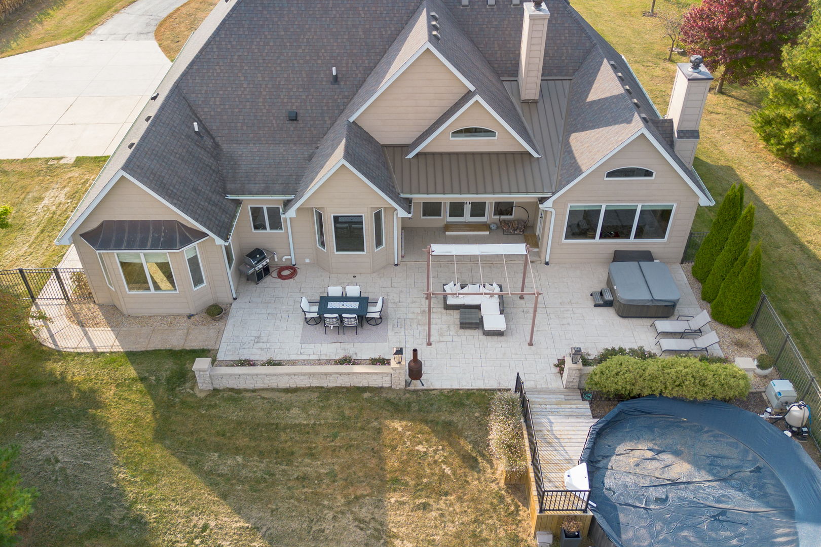 2138 East 550th Road Oglesby, IL 61348 - Photo 40 of 50 a front view of a house with garden