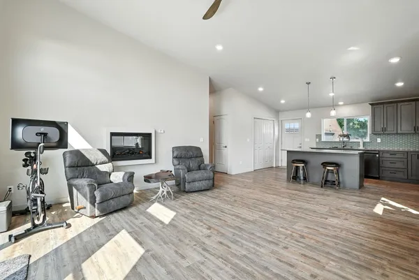 $699,000 | 5325 North Vincent Road, Newman Lake, WA 99025