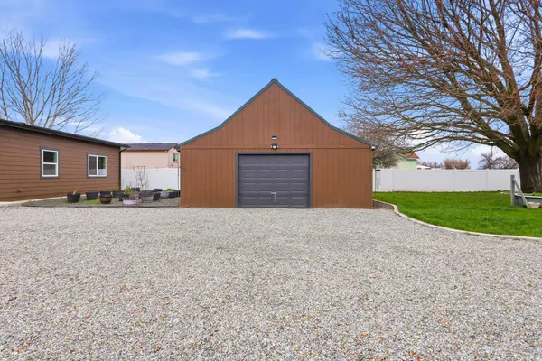 $699,000 | 5325 North Vincent Road, Newman Lake, WA 99025