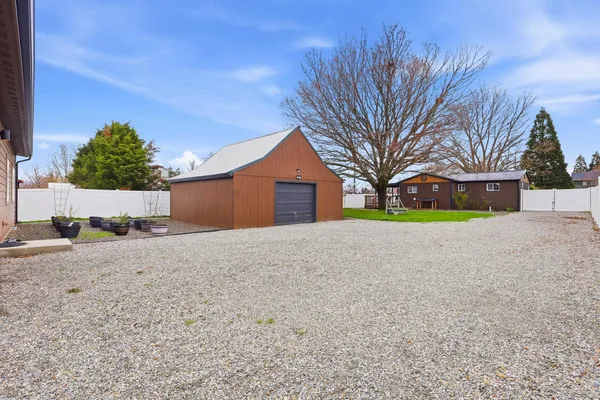 $699,000 | 5325 North Vincent Road, Newman Lake, WA 99025