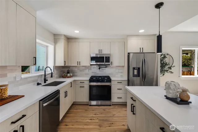 $1,200,000 | 8226 Meridian Avenue North, Seattle, WA 98103