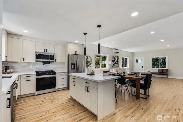 $1,200,000 | 8226 Meridian Avenue North, Seattle, WA 98103