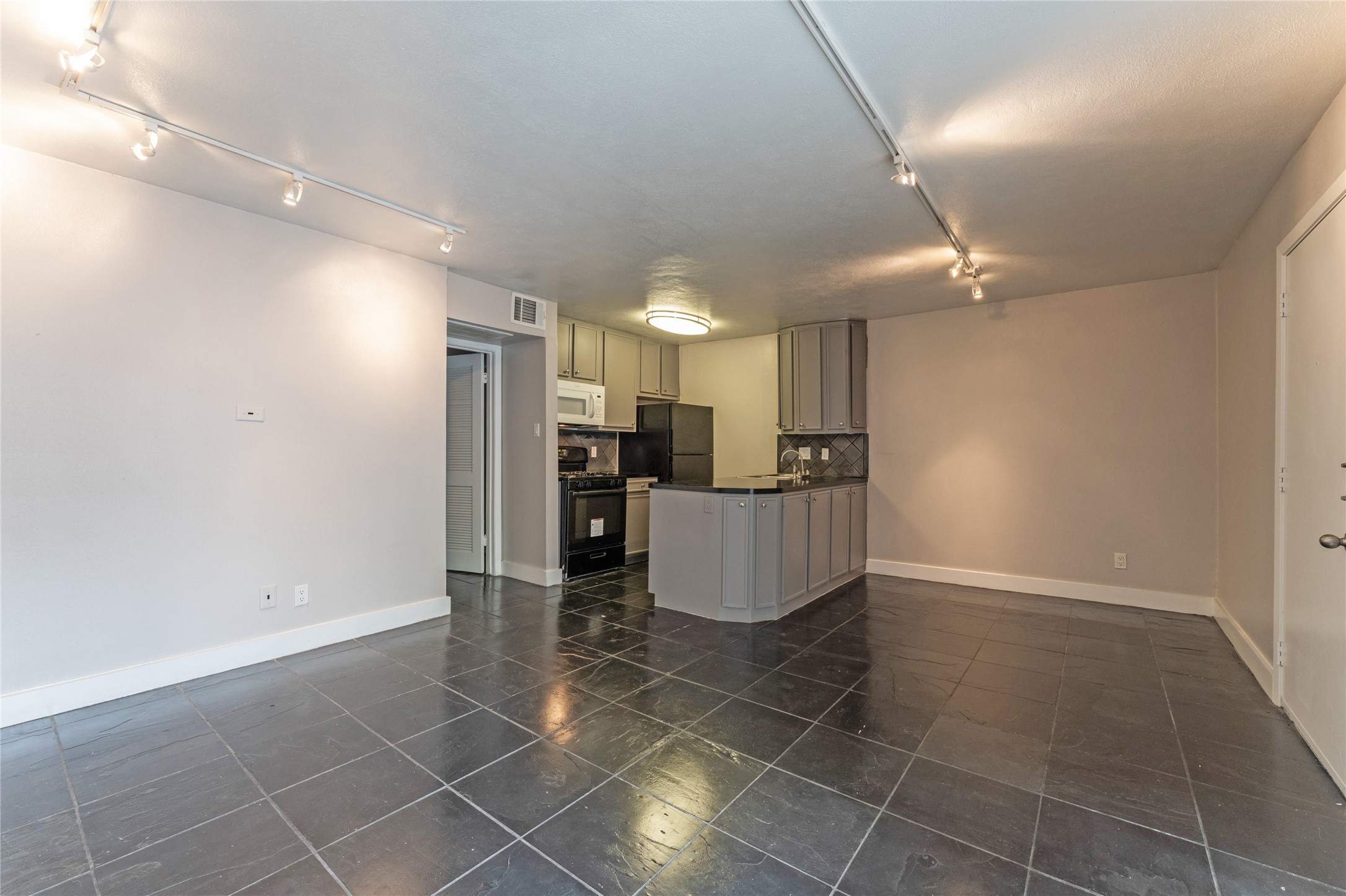 420 West Alabama Street, Unit 10 Houston, TX 77006 - Photo 8 of 9 a view of kitchen and refrigerator