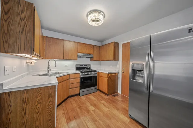 $299,900 | 2547 College Hill Circle, Schaumburg, IL 60173