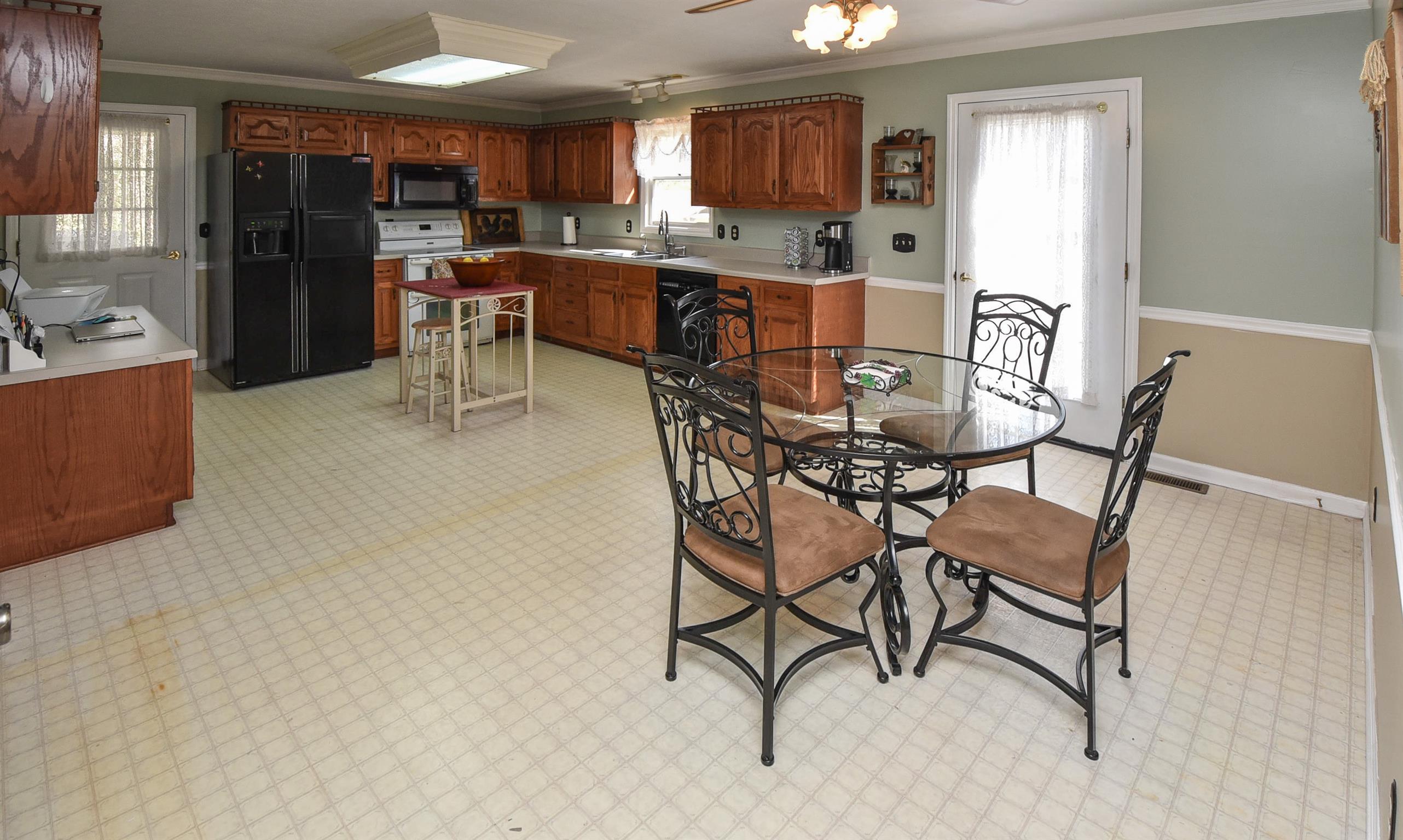 305 Paul Thompson Road Bethpage, TN 37022 - Photo 4 of 15 Large open eat in kitchen with lots of cabinet space!