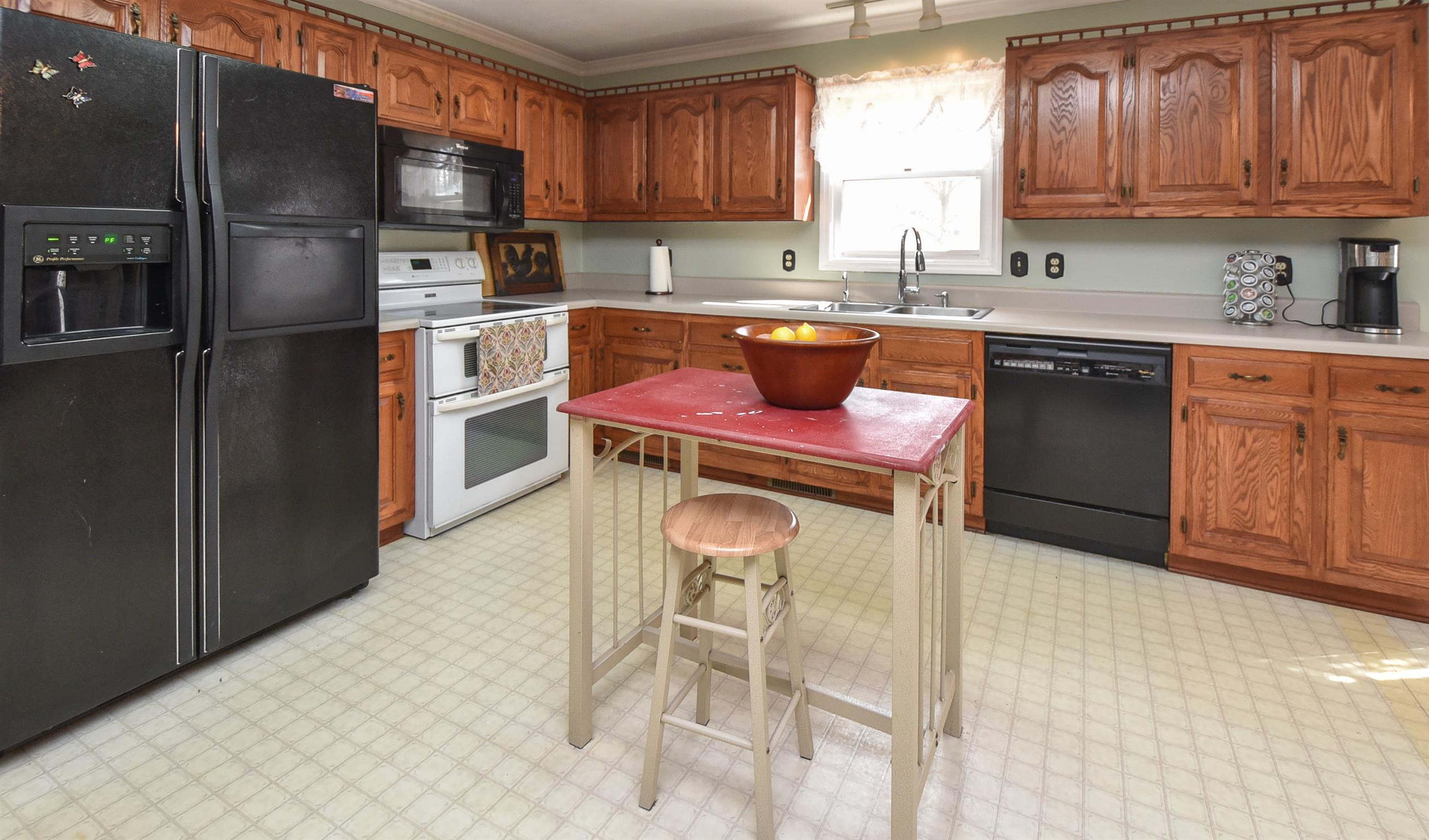 305 Paul Thompson Road Bethpage, TN 37022 - Photo 5 of 15 Beautiful Cabinets!