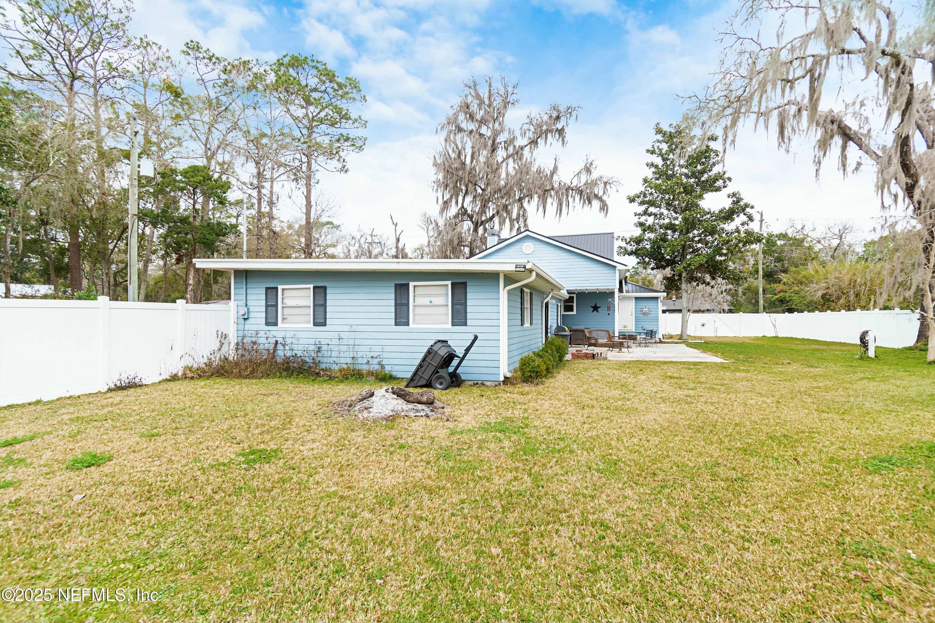 680 West Madison Street Starke, FL 32091 - Photo 12 of 22 a backyard of a house with table and chairs