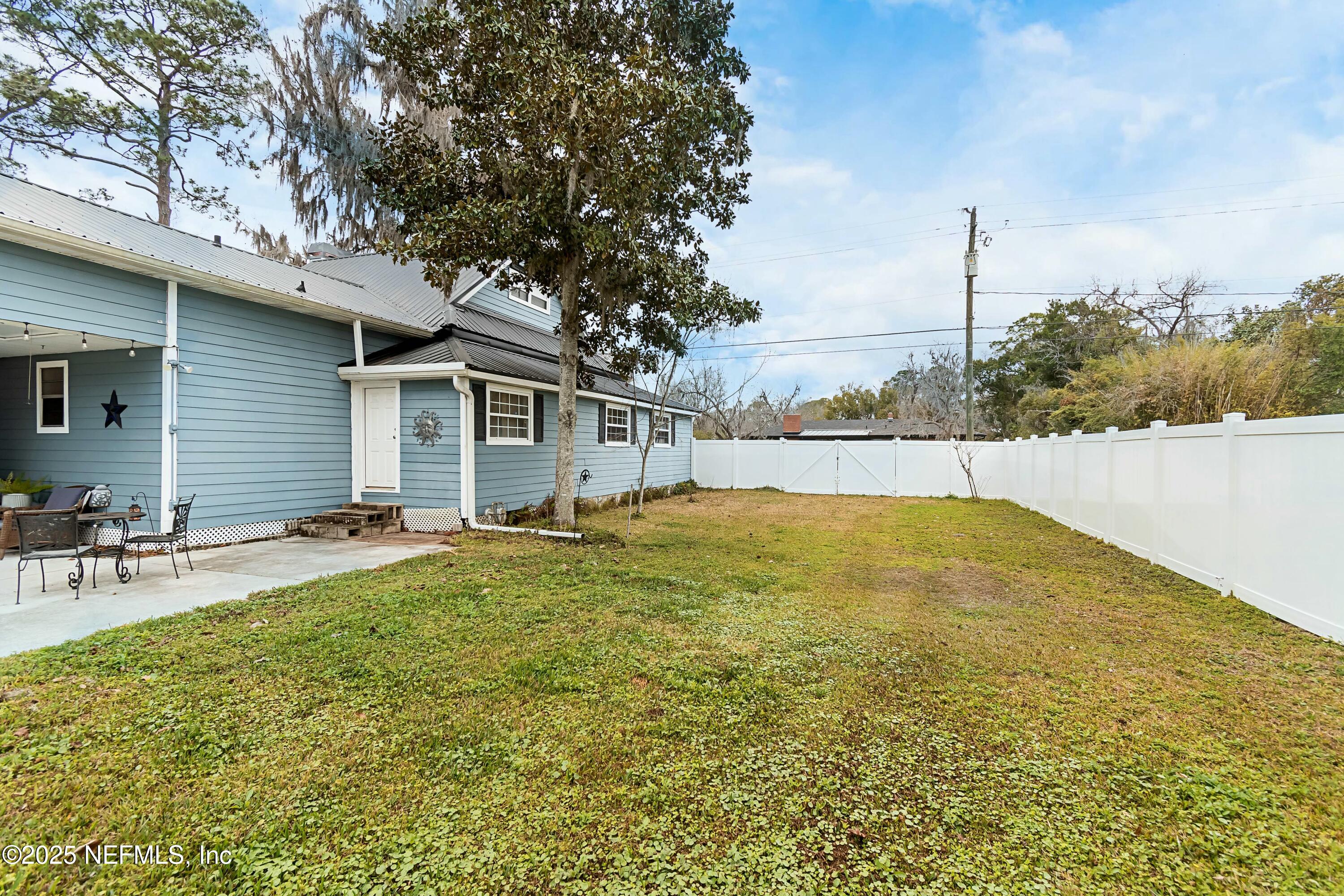 680 West Madison Street Starke, FL 32091 - Photo 4 of 22 a backyard of a house with table and chairs