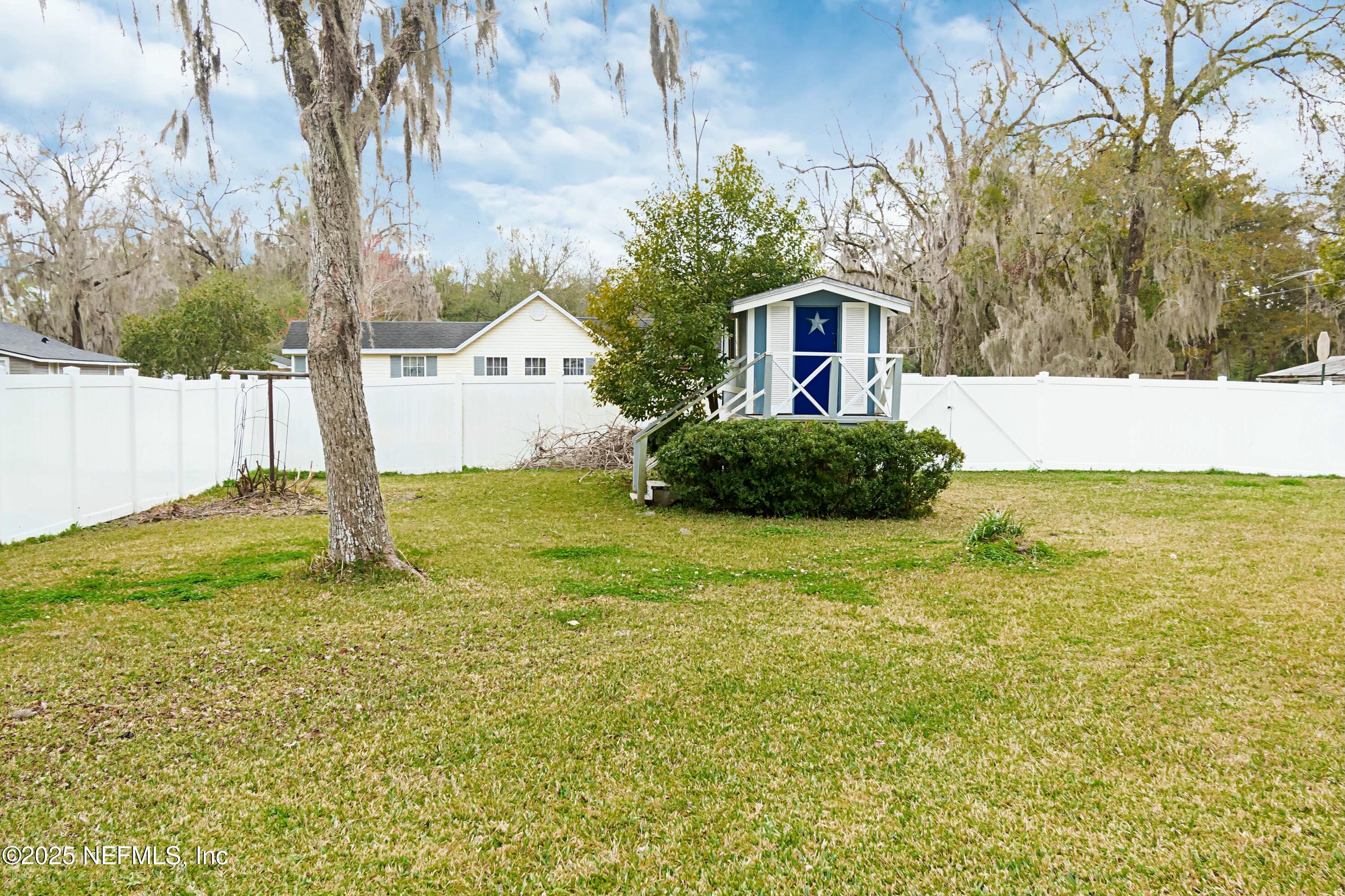 680 West Madison Street Starke, FL 32091 - Photo 8 of 22 a front view of a house with garden