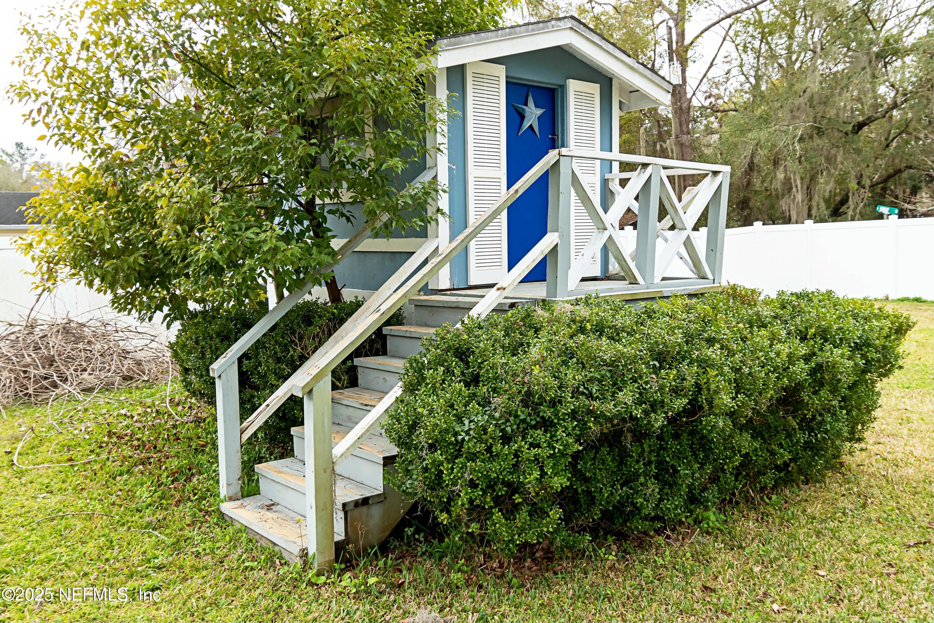 680 West Madison Street Starke, FL 32091 - Photo 10 of 22 a front view of a house with a yard
