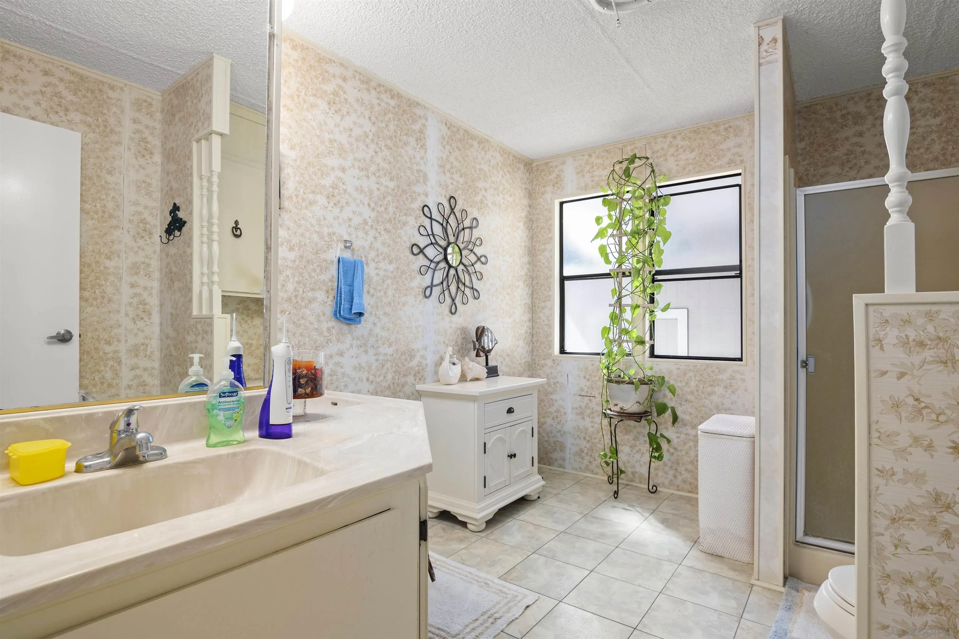 4747 Oak Crest Road, Unit 19 Fallbrook, CA 92028 - Photo 28 of 53 a bathroom with a sink a toilet and a bathtub