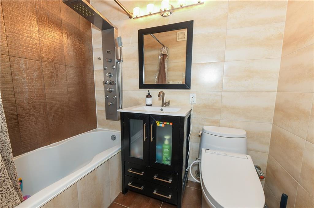 601 Surf Avenue, Unit 20J Brooklyn, NY 11224 - Photo 18 of 46 a bathroom with a toilet a sink and bathtub