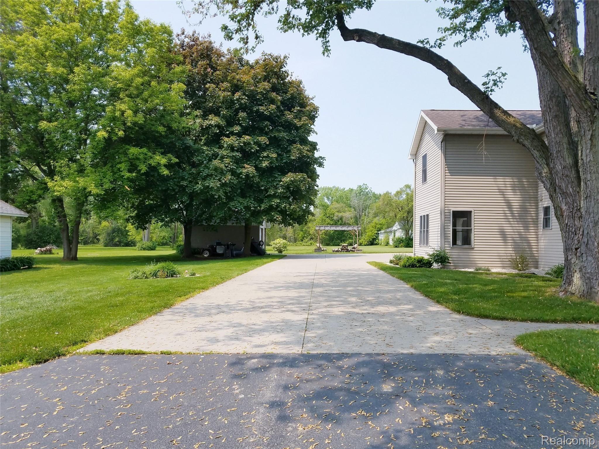 3211 North Belsay Road Flint, MI 48506 - Photo 6 of 62 Well maintained driveway.jpg