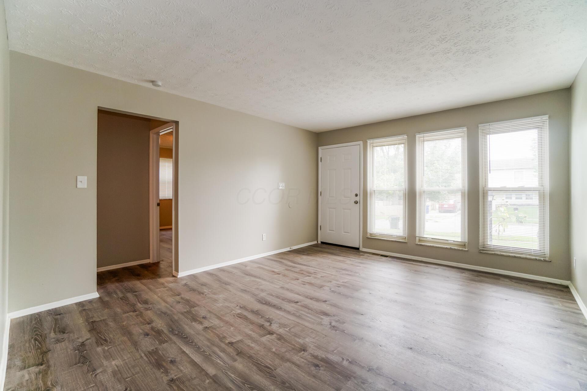 1659 Greenville Road Columbus, OH 43223 - Photo 3 of 15 3 Living Room