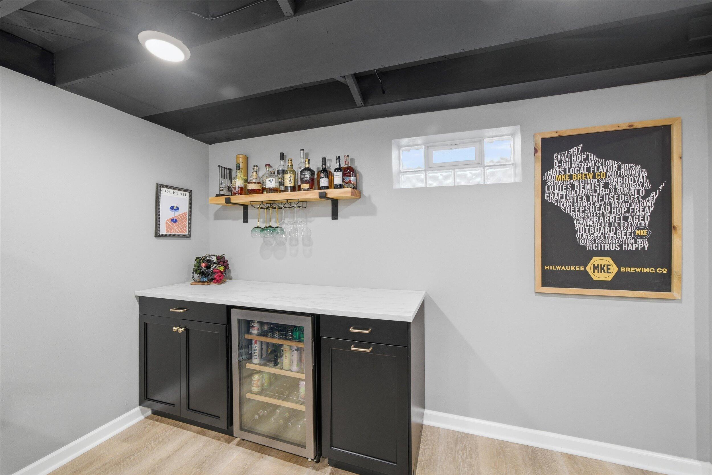 2801 East Rhode Island Avenue Milwaukee, WI 53207 - Photo 19 of 35 Bar Area