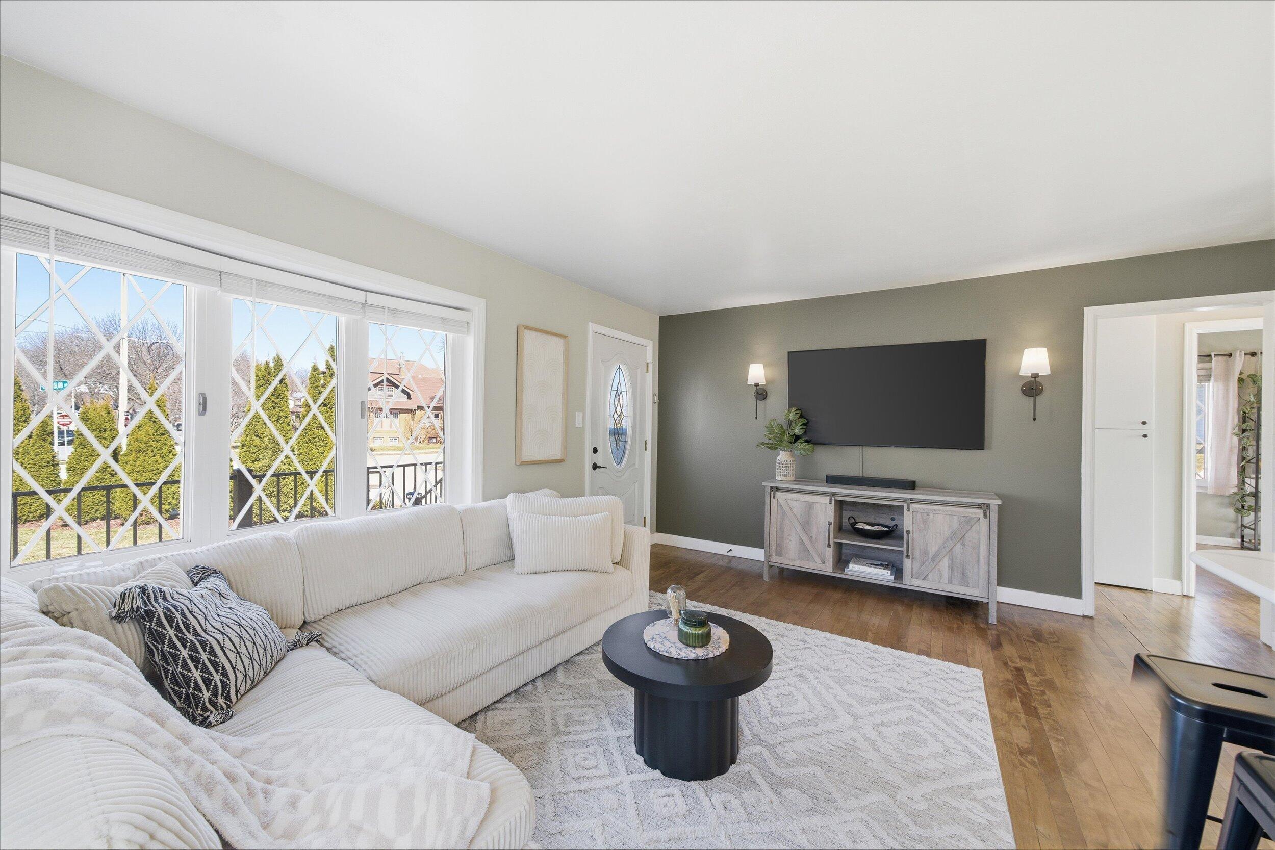 2801 East Rhode Island Avenue Milwaukee, WI 53207 - Photo 4 of 35 Living Room with Bay Window