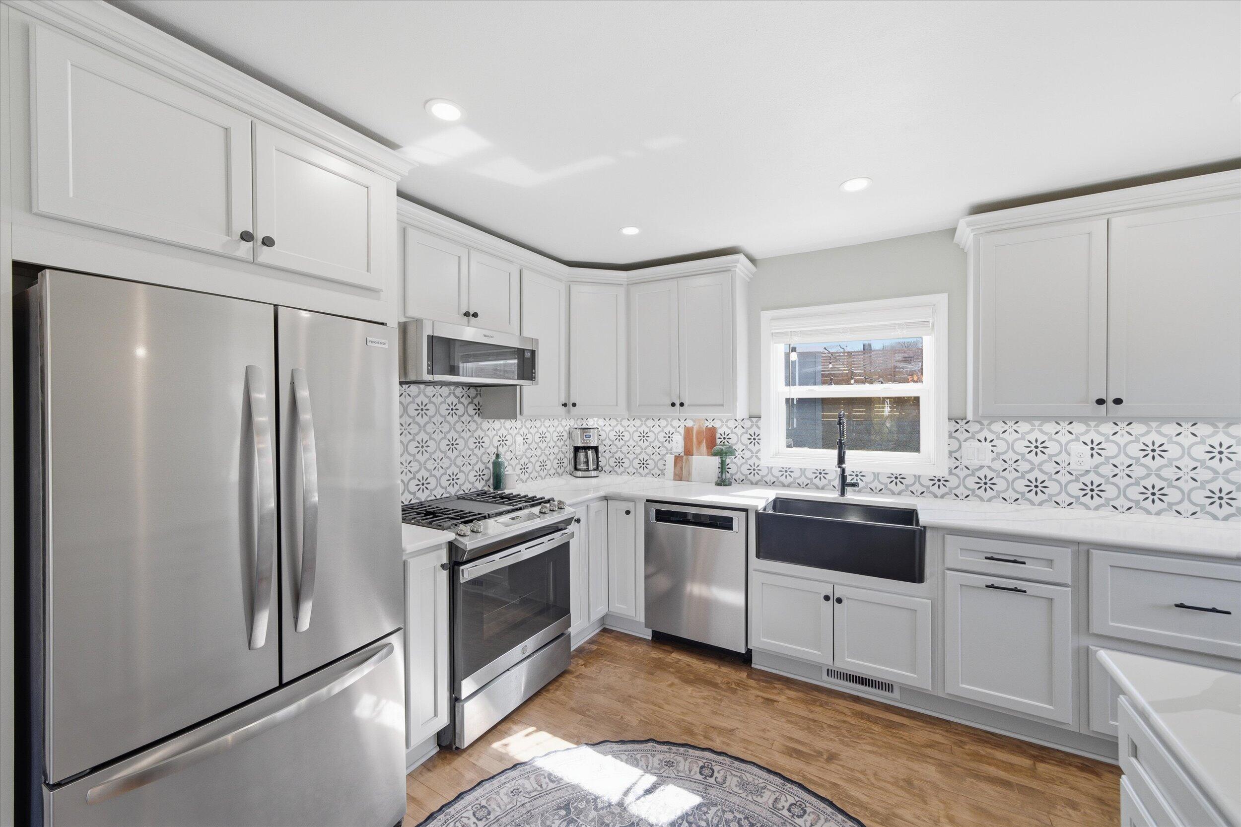 2801 East Rhode Island Avenue Milwaukee, WI 53207 - Photo 5 of 35 Beautifully Decorated Kitchen