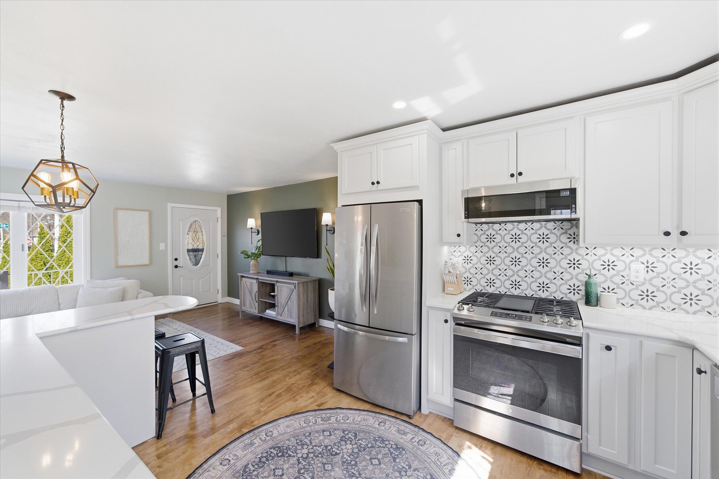 2801 East Rhode Island Avenue Milwaukee, WI 53207 - Photo 10 of 35 Gorgeous Back Splash and Counters!