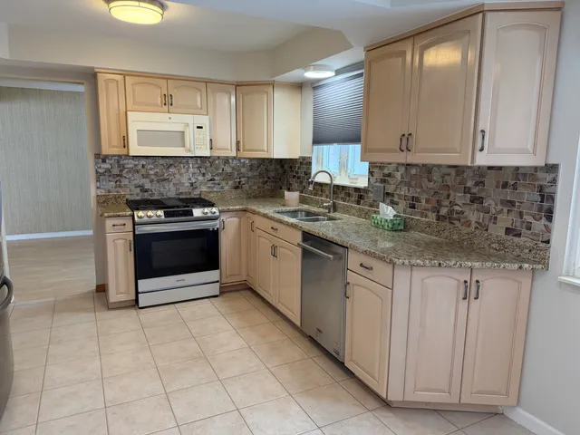 $2,895 | 3550 Kings Point Drive, Troy, MI 48083