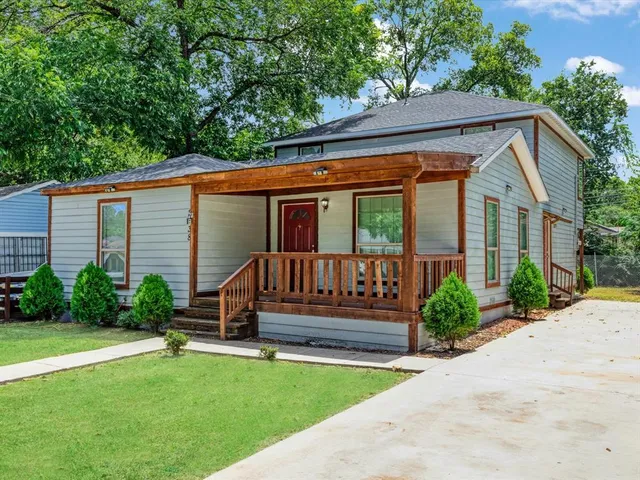 a view of a house with backyard and a patio