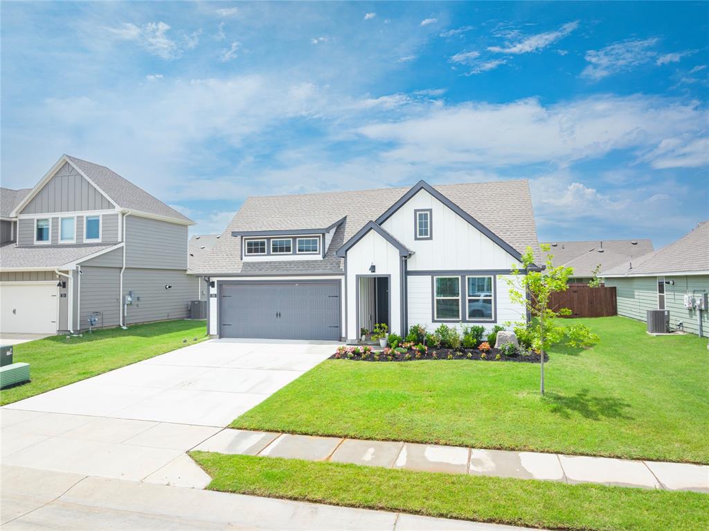 723 Primrose Lane Pilot Point, TX 76258 - Photo 4 of 37 PLENTY OF ROOM TO LIVE AND ENJOY IS WHAT YOU WILL FIND IN THIS MASTER PLANNED COMMUNITY. THE COMMUNITY POOL IS JUST A SHORT WAY DOWN THE STREET!