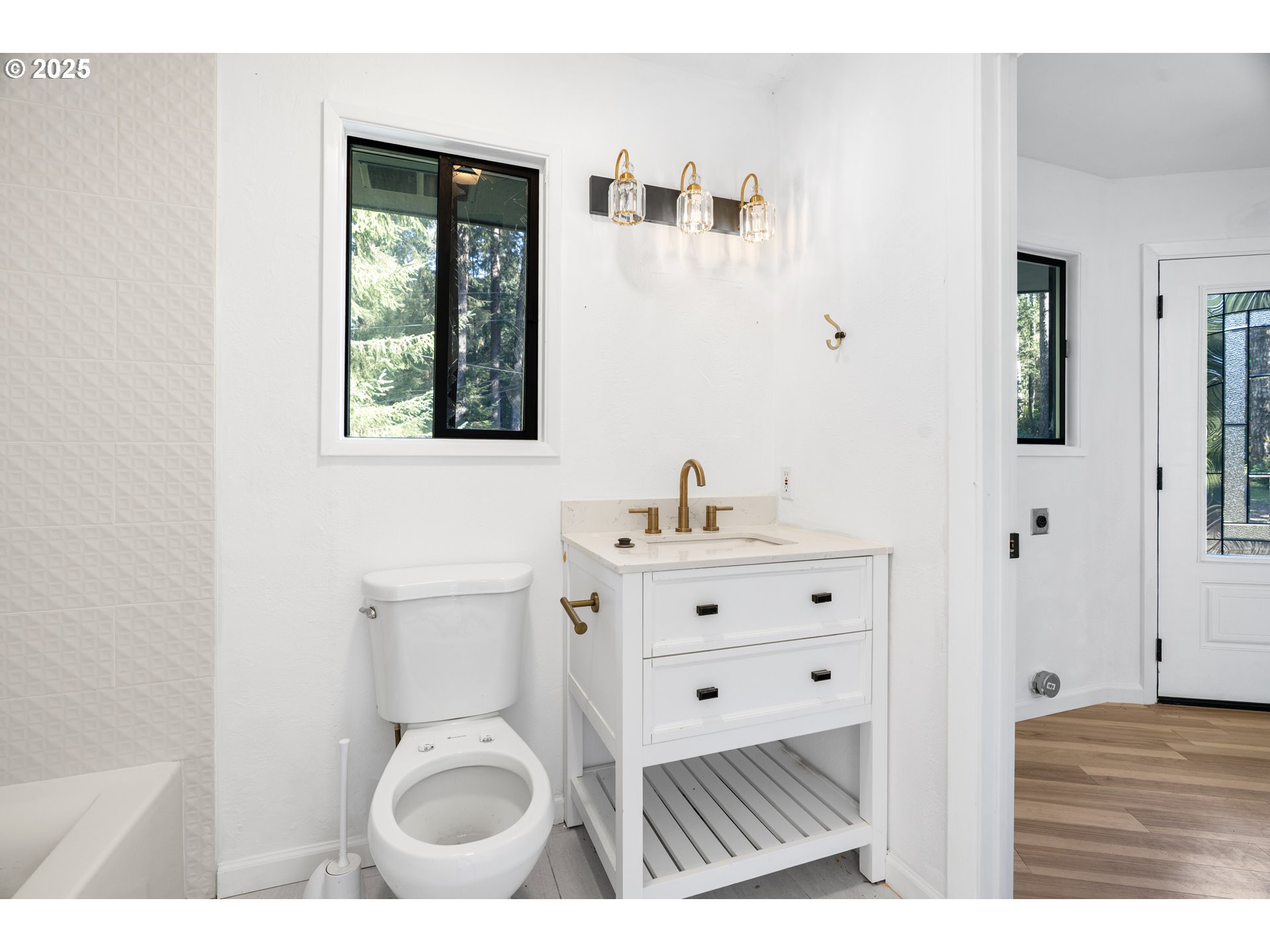 95708 Horton Lane Brookings, OR 97415 - Photo 20 of 46 a bathroom with a toilet a sink and mirror