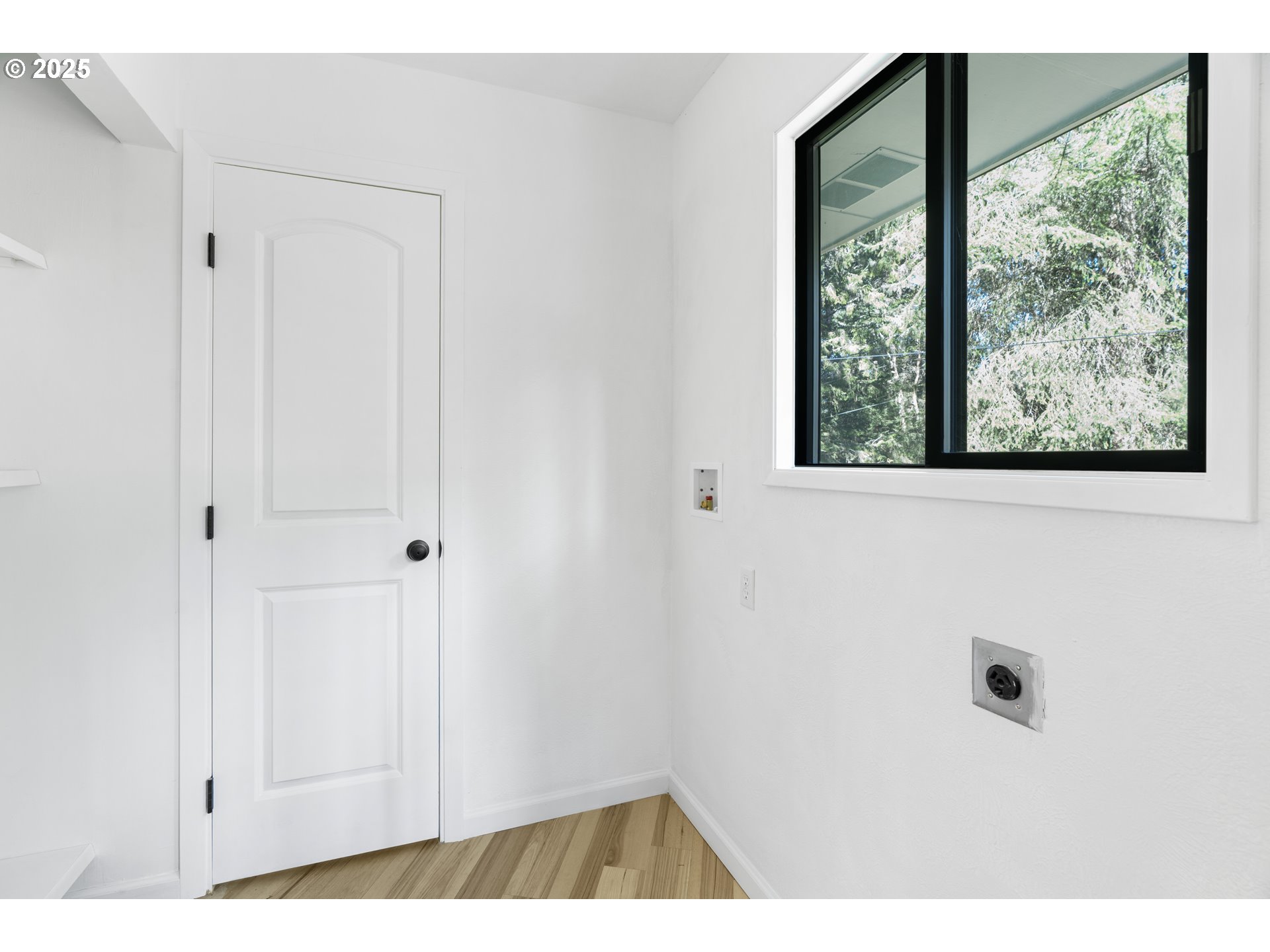 95708 Horton Lane Brookings, OR 97415 - Photo 28 of 46 a picture of a bathroom with a window