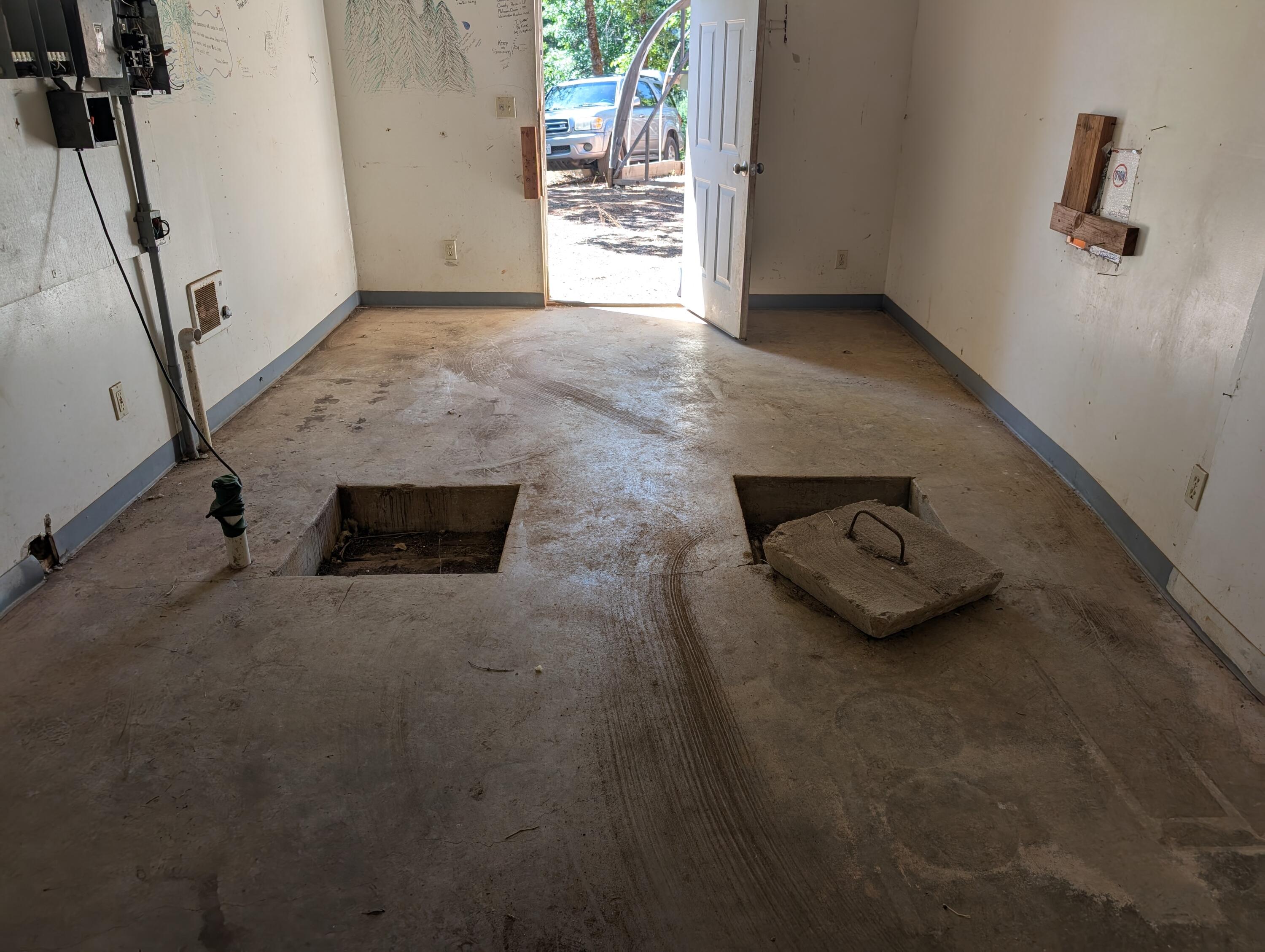 211 Goa Way Lewiston, CA 96052 - Photo 44 of 44 a view of a livingroom with toys and a window