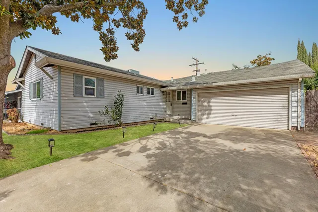 a view of a house with a yard and garage