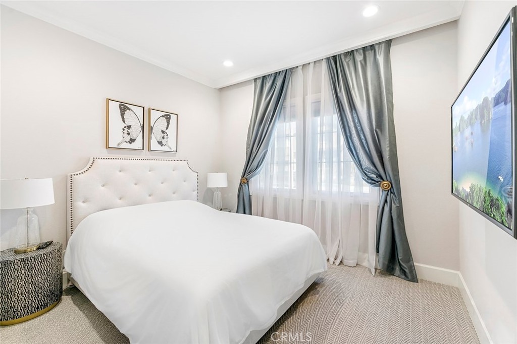 65 Rockinghorse Irvine, CA 92602 - Photo 30 of 43 a bedroom with a bed and a painting on the wall