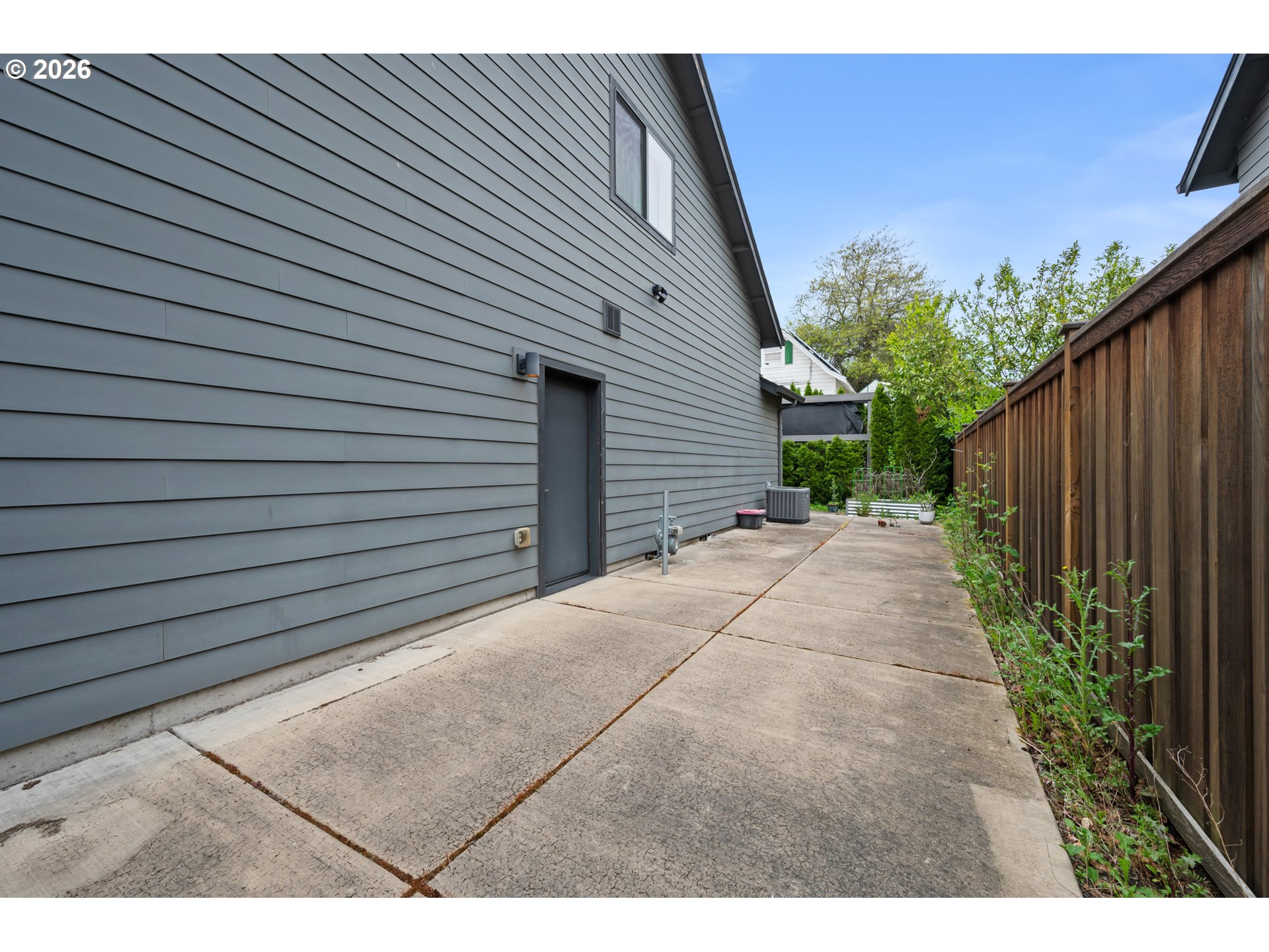 2845 Harlow Road Eugene, OR 97401 - Photo 41 of 43 a backyard of a house
