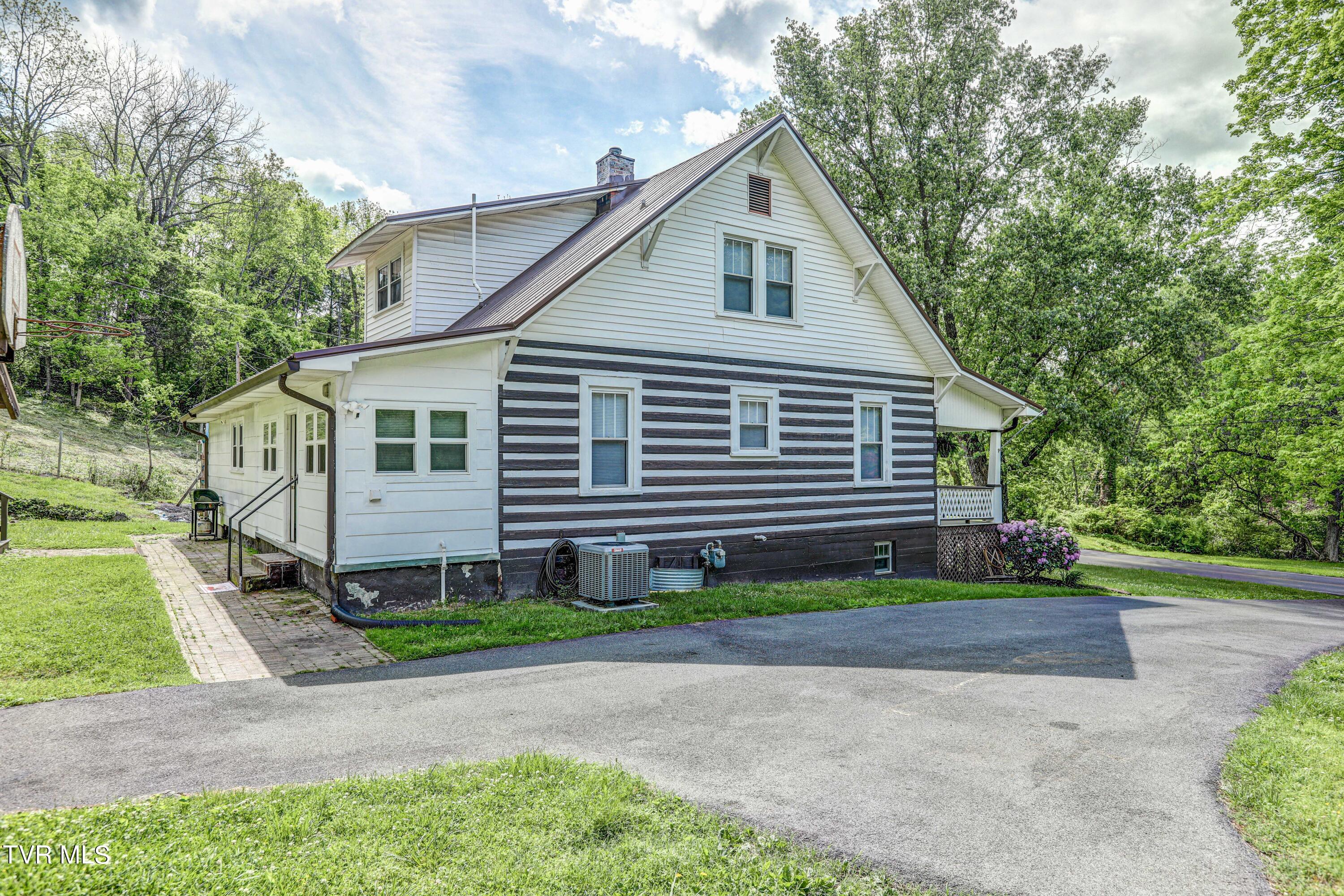 903 Paperville Road Bristol, TN 37620 - Photo 4 of 58 B42A8913_4_5_6_7