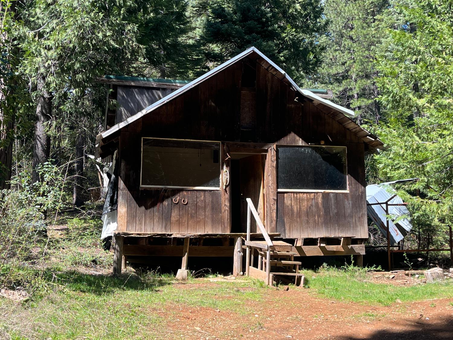 18035 Mobley Springs Road Nevada City, CA 95959 - Photo 2 of 29 a front view of a house with a yard