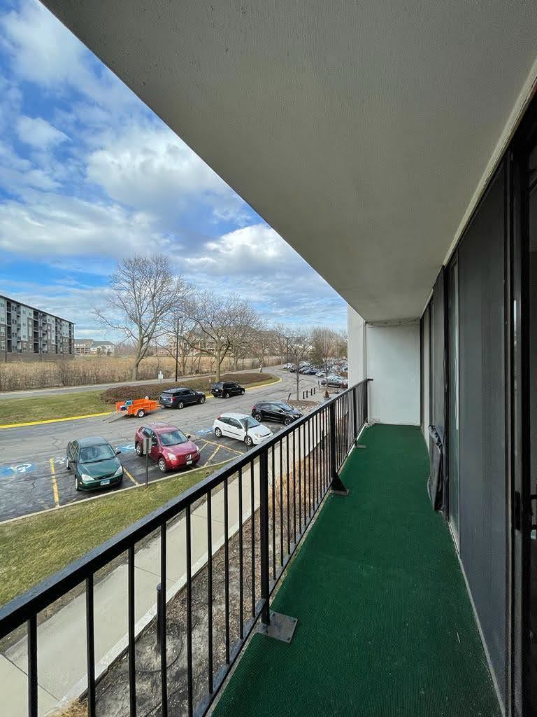 2015 South Finley Road, Unit 212 Lombard, IL 60148 - Photo 24 of 26 a view of a balcony with city view