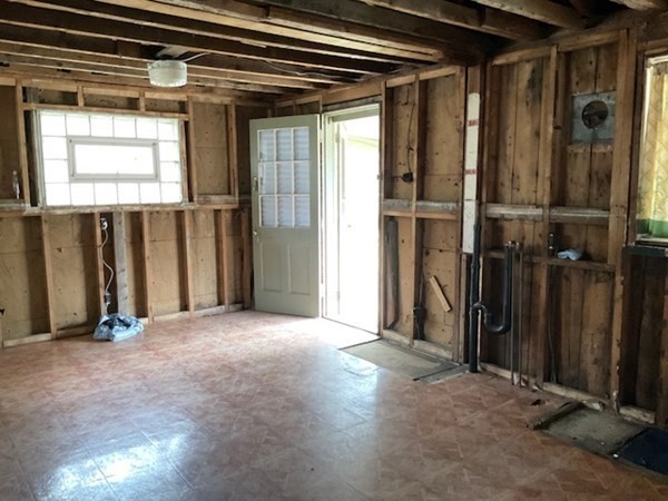 567 Sylvester Road Northampton, MA 01062 - Photo 7 of 30 an empty room with windows