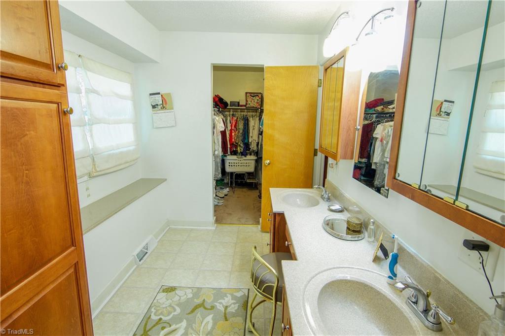 104 Hamilton Road Lexington, NC 27295 - Photo 12 of 29 Master Bath