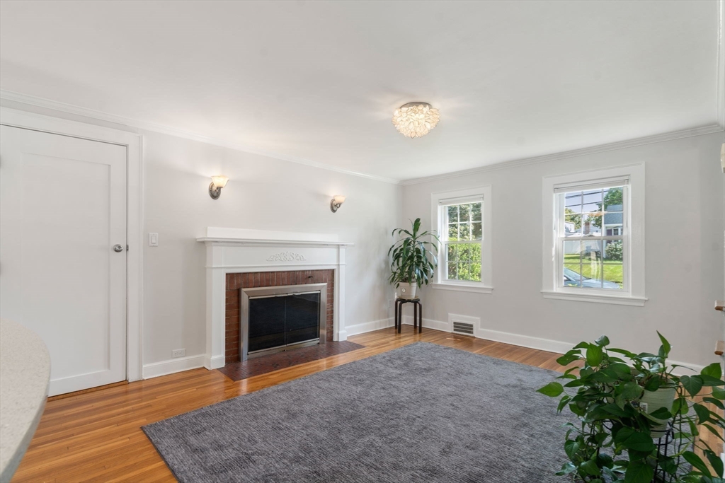 32 Grosvenor Road Waltham, MA 02453 - Photo 4 of 39