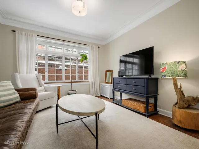 $525,000 | 509 West Aldine Avenue, Unit 1D, Chicago, IL 60657